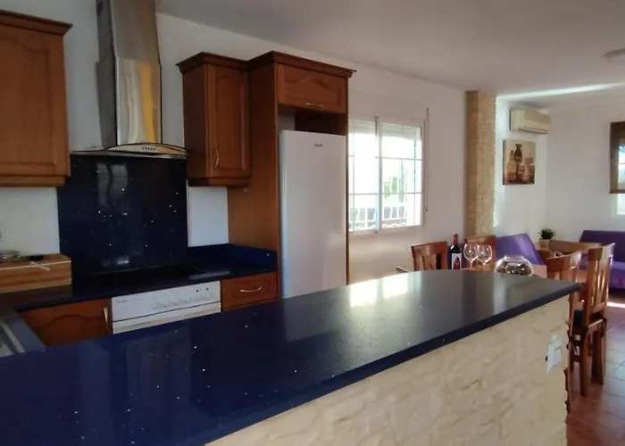 Chalet Independiente Con Vistas En Urbanizacion Privada